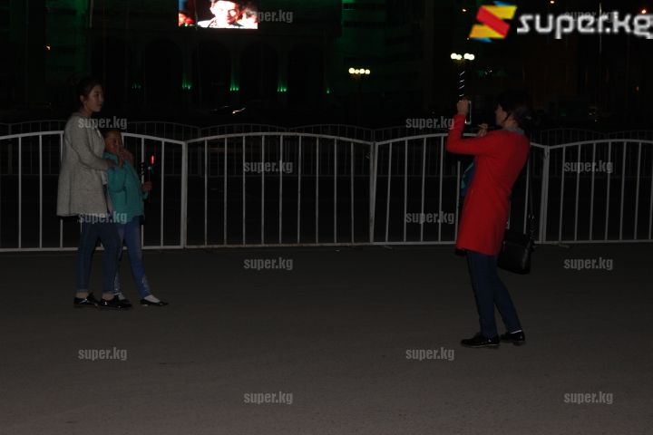 Түнкү Бишкекте сүрөткө түшүп жаткан тургундар.
