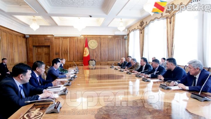 Парламент депутаттары өкмөт башчынын маалыматын угушту