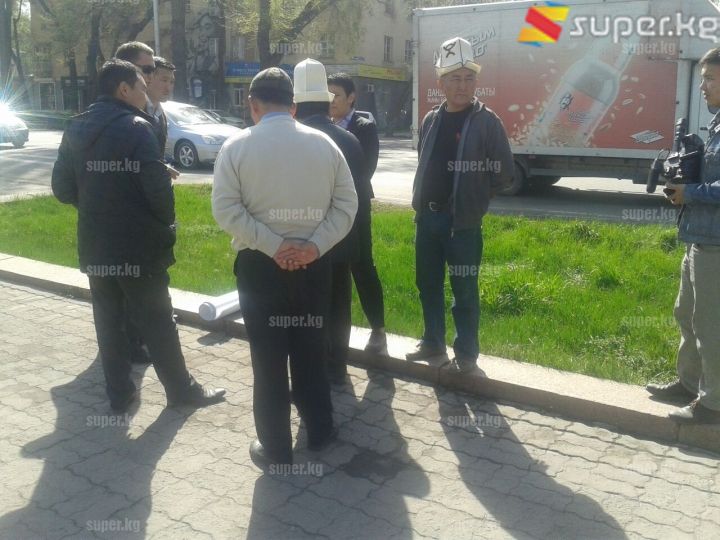 Митингге катышуучу айрым активисттер Ак үйдүн алдына келишти