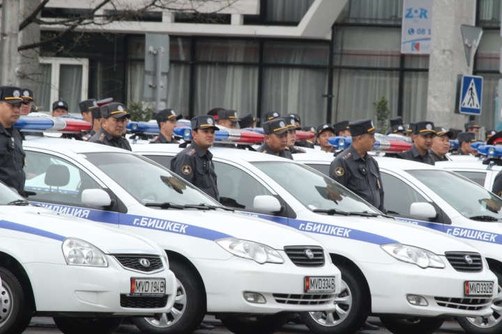 Сүрөт патрулдук милицияны элге тааныштыруу малында тартылган. Сүрөттөгү кызматкерлердин окуяга тиешеси жок. 