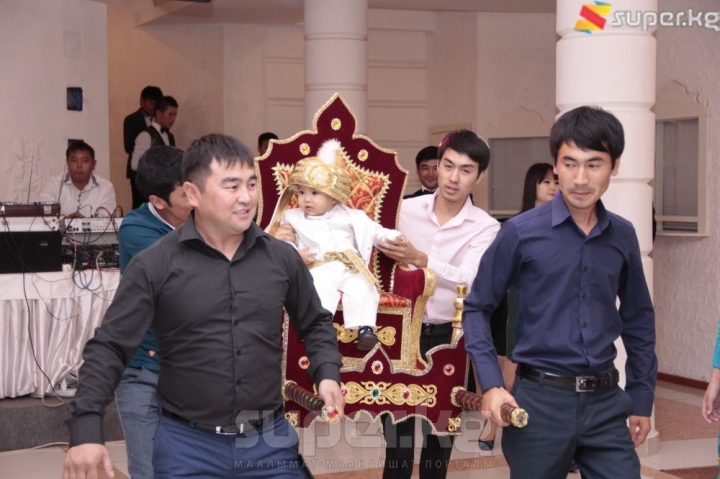Ырчынын уулу Розан. Тушоо тоюндагы сүрөт. 