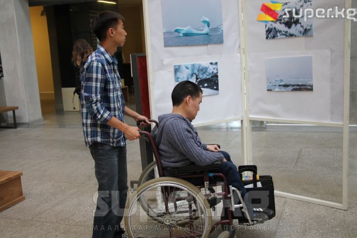 Жаш фотографтын тарткан сүрөттөрүнө эл жакшы баа берип жатты. 