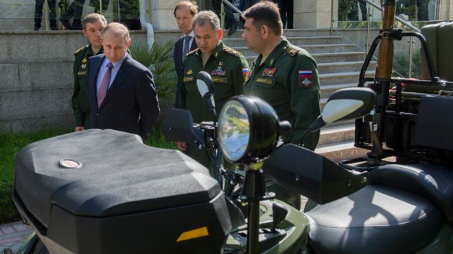 Орусиянын башчысы В.Путин аскер унааларын текшерүү маалында