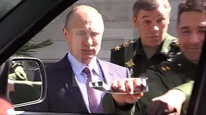Унаанын эшигин ачууга аракет жасап жаткан маал