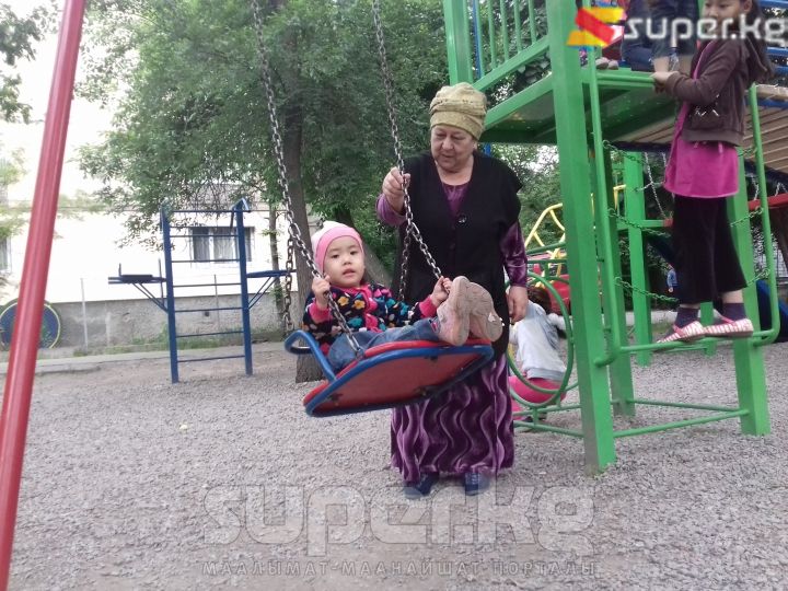 Мила Рахимова: "Менин 3 балам, 6 неберем бар. Албетте, алардын өмүрүн тилеймин.  Ушул неберемдин тоюнда сый көрөйүн". 