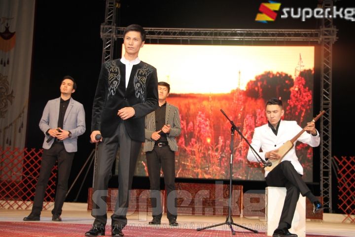 Турдакун Ниязалиев "Добулбас" тобунун жигиттери менен "Жубайыма" ырын комуздун коштоосунда аткарды.