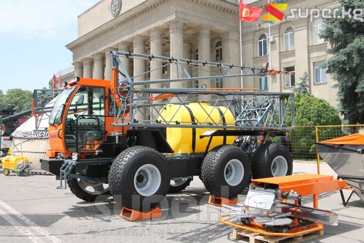 Быйылкы көргөзмөдөгү жаңы айыл чарба техникасы
