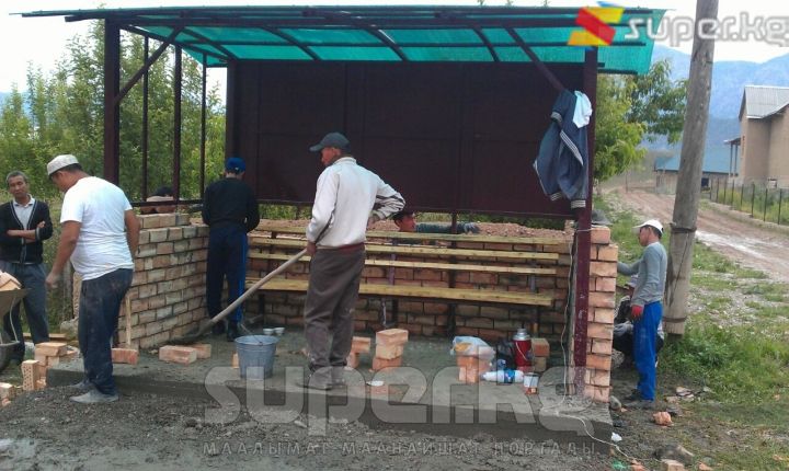 Баткен облусунун Кадамжай районунун Күлдү айылында 1988-жылкы тургундардын мектеп бүтүргөндөрүнө 10 жыл болуптур. Алар Күлдү айылына аялдама куруп беришти.