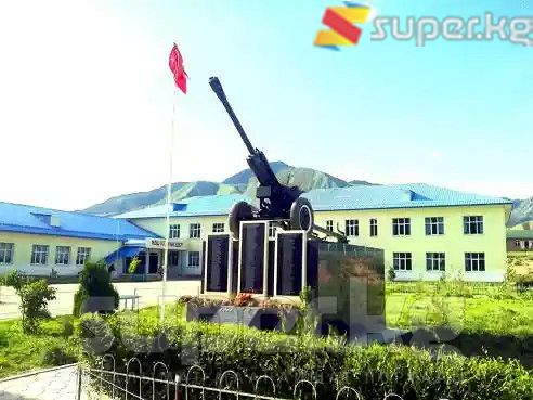 Токтогул районундагы Кара-Жыгач айылындагы 20 жылдыктар согушка кеткен аталарыбыздын аты-жөнү жазылган эстелик орнотушту.