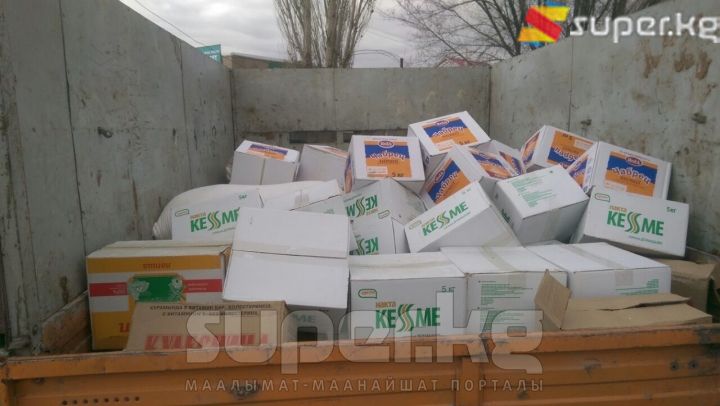 Талас облусунун Талас районуна караштуу Осмонкулов айыл аймагындагы мектепти 10 жыл мурун бүтүргөндөр соопчулук иштерин аткарып, ун, май жана башка азыктарды таратышты.