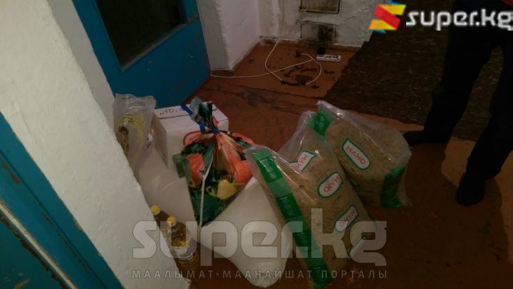 Талас облусунун Талас районуна караштуу Осмонкулов айыл аймагындагы мектепти 10 жыл мурун бүтүргөндөр соопчулук иштерин аткарып, ун, май жана башка азыктарды таратышты.
