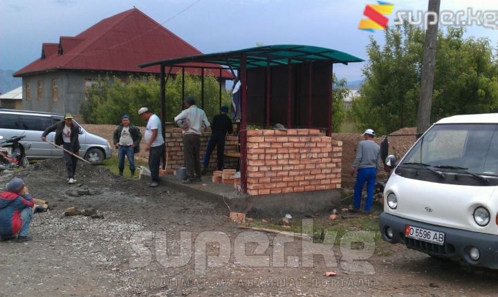 Баткен облусунун Кадамжай районунун Күлдү айылында 1988-жылкы тургундардын мектеп бүтүргөндөрүнө 10 жыл болуптур. Алар Күлдү айылына аялдама куруп беришти.