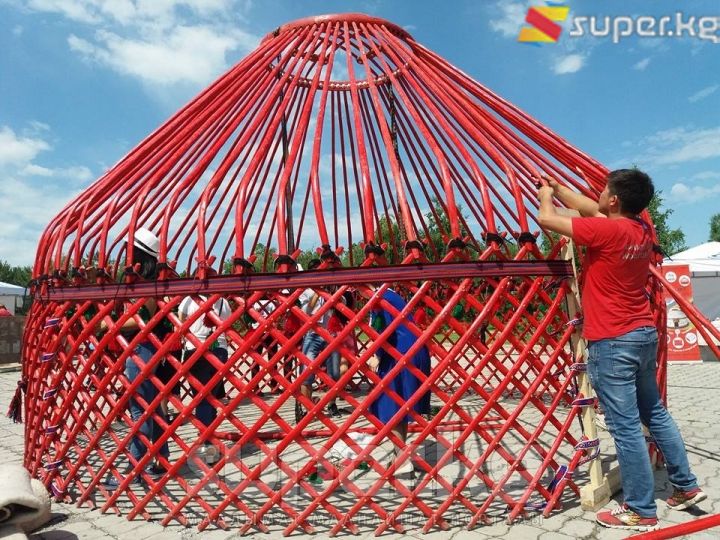 Маданий иш-чара учурунда катышуучулар боз үй тигишти.