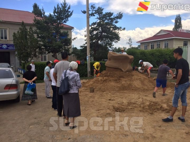 Скульпторлор чүкө жасашты