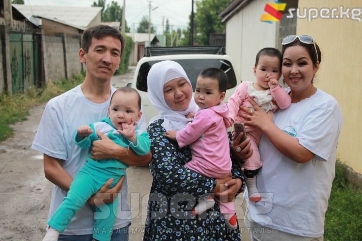 Кайрымдуу мекендештерибиз үч эмдин энеси Бактыгүлдү убактылуу баш калкалай турган үйгө көчүрүп келишти. 