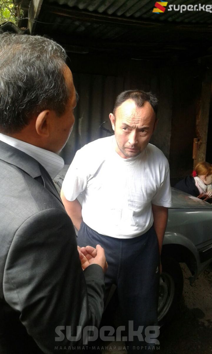 Тилектин атасы Нурбек Курманалиев (оң жакта)
