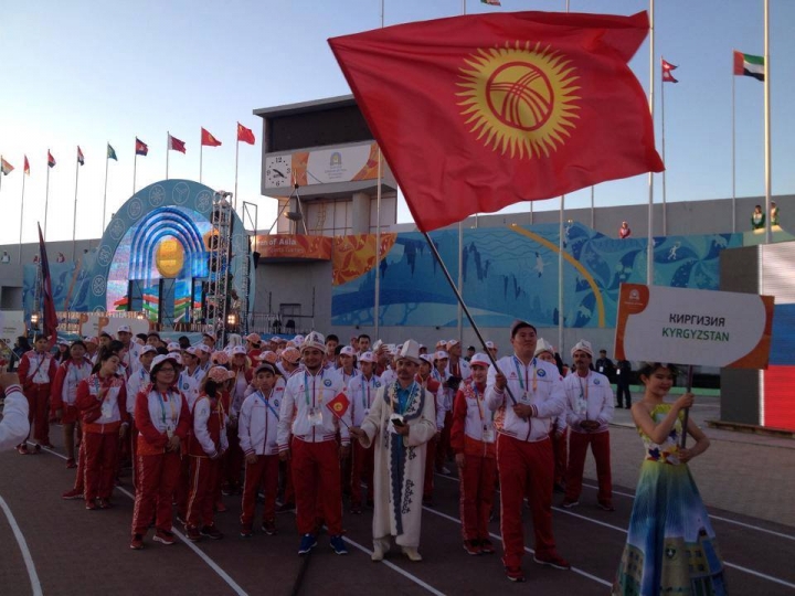 Кыргыз мамлекетинин делегациясы параддан өтүп баратат. 