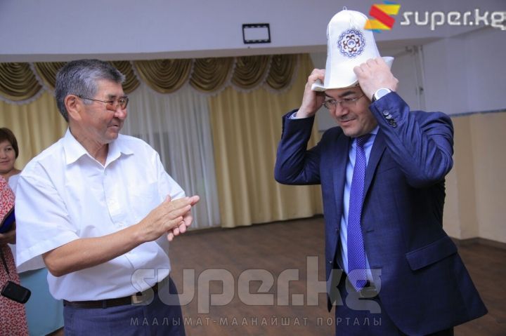 Мектеп жамааты да "куттуу үйдөн куру чыкпайт" деп элчи Кылычбек Султановго калпак кийгизди.