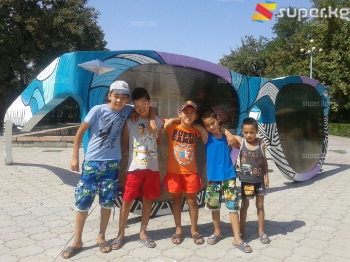 Чоң көз айнектин жанында сүрөткө түшүүнү каалагандардын саны көп.