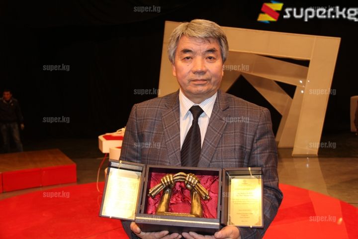 Кыргыз Эл артисти, обончу Түгөлбай Казаков түрк дүйнөсүнүн журналистика тармагына кошкон салымы үчүн “ТҮРКСОЙ” уюмунун сыйлыгына татыган