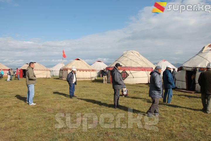 Иш-чаранын алкагында Соң-Көлдүн жээгинде 100дөн ашык боз үй тигилди.