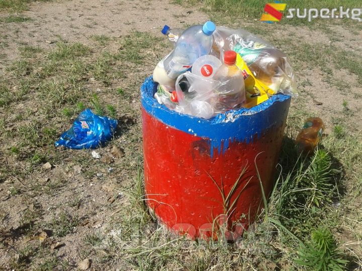 Көл жээгинде алынбай жаткан таштанды