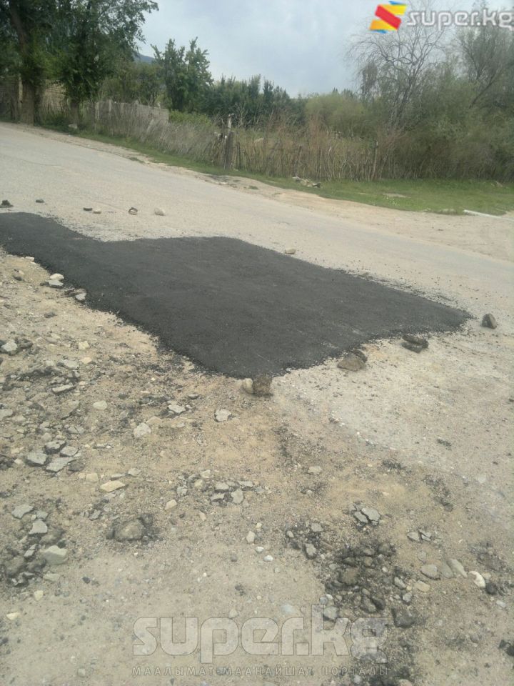 Айыл жолунун чуңкурлары жамалып, бирок бузулган дөңсөө оңдолбой калган