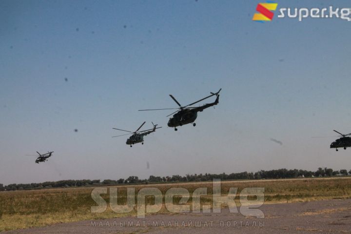 Асманга көтөрүлгөн учактар алыстагандан алыстап баратышты. 