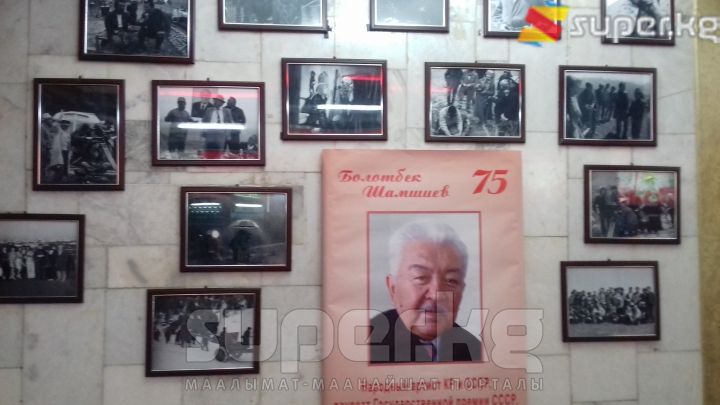 Кинотеатрдын кире беришинде режиссёрдун чыгармачылыгына байланыштуу сүрөттөр илинген.