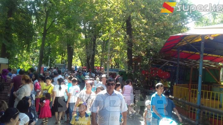 Сейил бактын ичи эс алуучуларга толгон. 