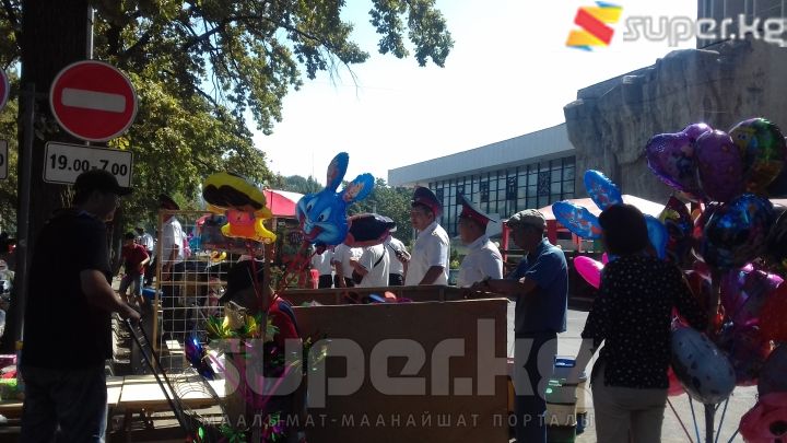 Милиция кызматкерлери соода кылууну токтотууну талап кылып жатышты.
