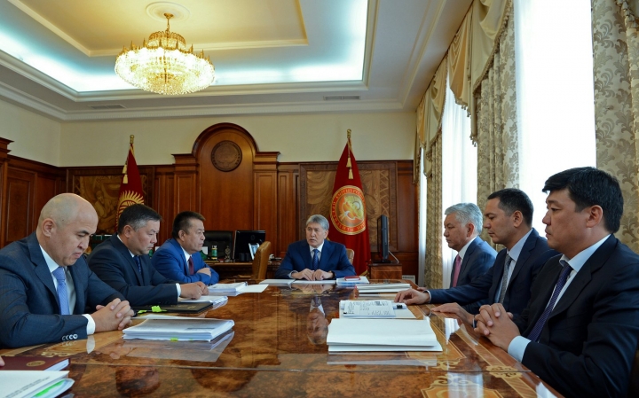 Конституцияга өзгөртүү киргизүүнүн демилгечилери. Сүрөт 29-августта, Кыргыз жергесиндеги аза күтүү күнүндө Конституцияга өзгөртүү киргизүү маселесин талкуулоого чогулган жыйында тартылган.