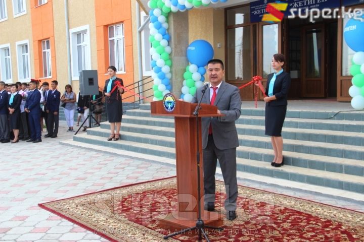 Мектептин ачылуу аземине Казакстандан да келген коноктор катышты.