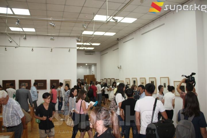 Көргөзмөгө келген коноктор, студенттер
