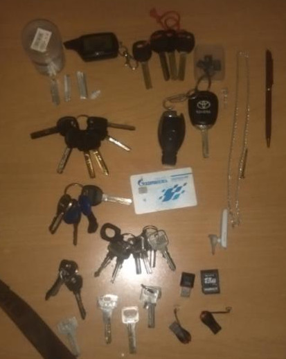 Кылмышка шектүүлөрдүн жанынан алынган буюмдар 