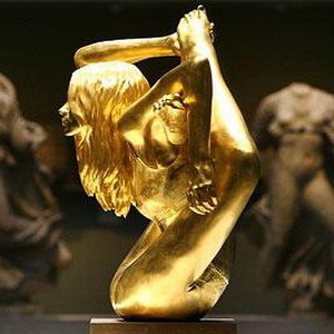 Кейт Мосстун урматына жасалган алтын статуя
