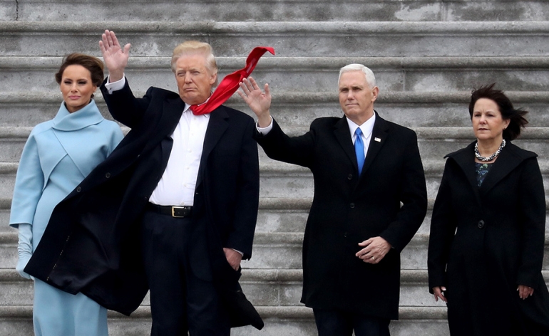 Президент Дональд Трамп жана вице-президент Майк Пенс экс-президент Барак Обаманы Ак үйдөн узатууда.