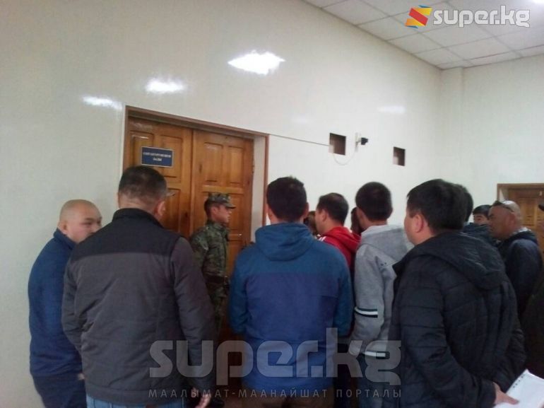 Сот залына Текебаев менен Чотоновдун тарапташтарын жана журналисттерди киргизбей коюшту.