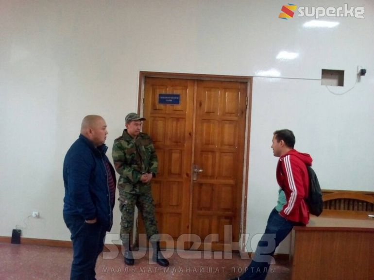 Сот отуруму жабык эшик артында өттү.