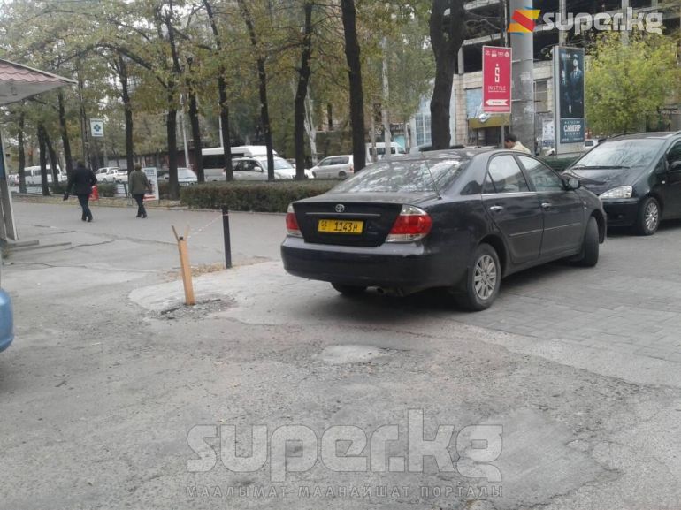 Киев жана Абдрахманов көчөлөрүнүн кесилишиндеги тротуарга токтотулган унаа.