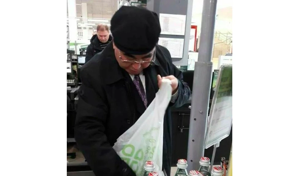 Аскар Акаевди Москвадагы дүкөндөн сүрөткө тартып алышкан