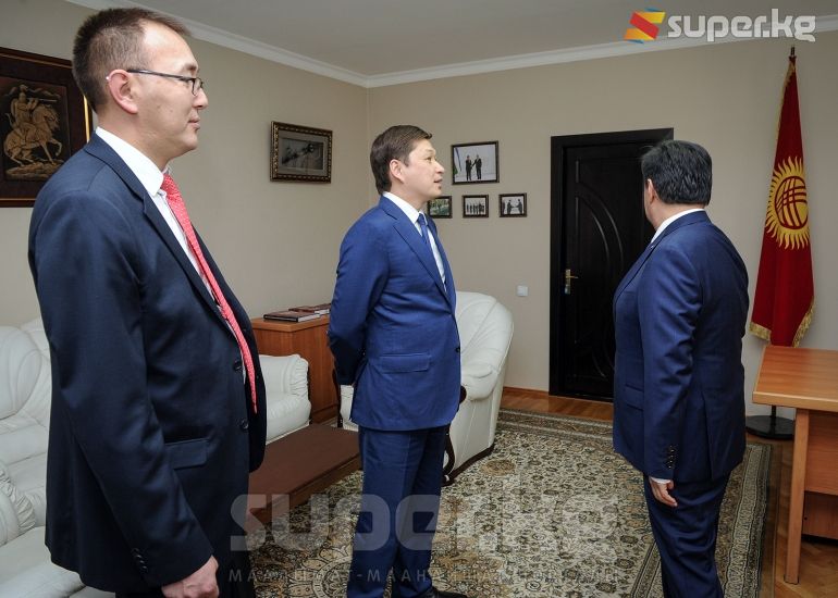 Исаков Кыргыз өлкөсүнүн Өзбекстандагы элчилигинин ишмердүүлүгү менен таанышты