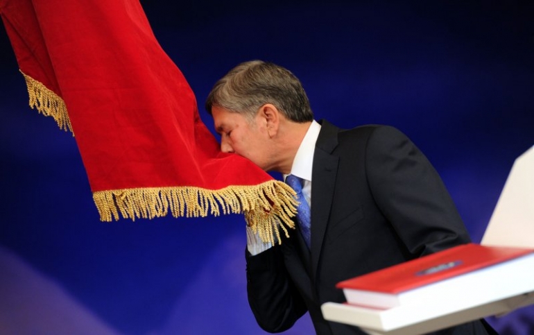 2011-жылы Алмазбек Атамбаевдин президенттик кызматка киришүү аземинен