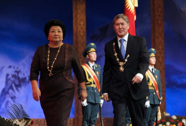 2011-жылы президенттик кызматын өткөрүп жаткан Роза Отунбаева жана президенттик кызматка киришип жаткан Алмазбек Атамбаев