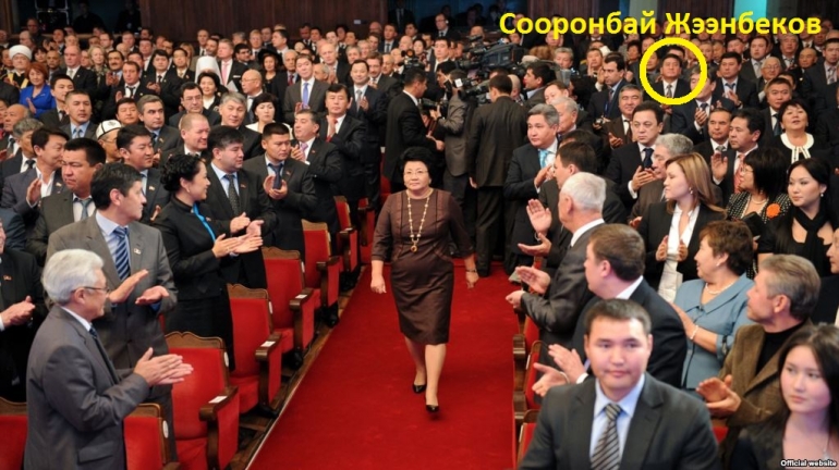 2011-жылы президенттик кызматын өткөрүп жаткан Роза Отунбаева. Салтанатка учурдагы президент Сооронбай Жээнбеков да катышкан.