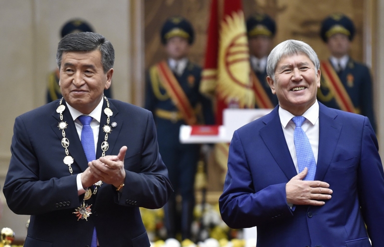2017-жылы президенттик кызматын өткөрүп жаткан Алмазбек Атамбаев жана президенттик кызматка киришип жаткан Сооронбай Жээнбеков