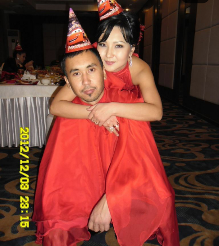 2012-жыл. Нелянын туулган күнүндө баары кызыл түстөгү кийим кийишкен