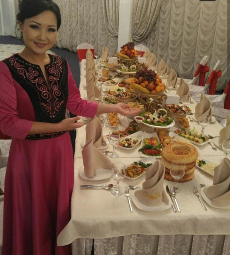 2016-жылы Неля туулган күнүнө улуттук кийимди кийүүнү тандаган