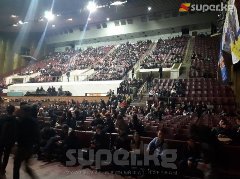Бишкектеги спорт сарайына &quot;Тамашоунун&quot; көрүүчүлөрү келди 