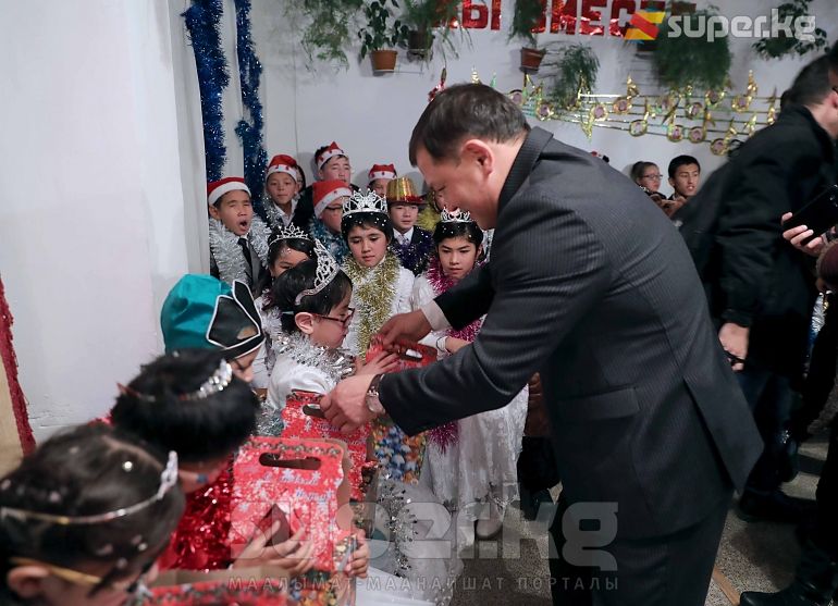 Балдардын &quot;Балаты&quot; майрамына да катышып аларга жаӊы жылдык белектерди берди